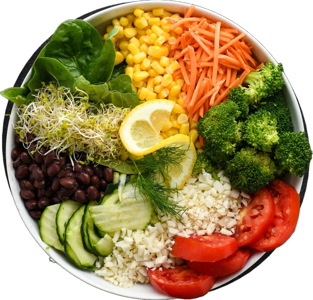 Bowl saludable con vegetales, granos, caraotas y limón visto desde arriba