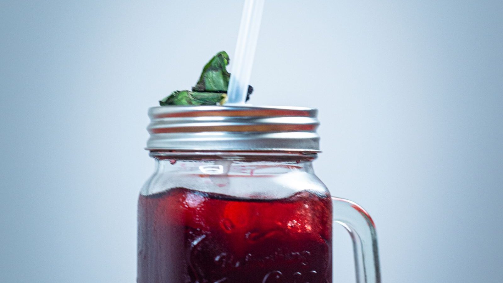 Agua de jamaica fría en un frasco de vidrio