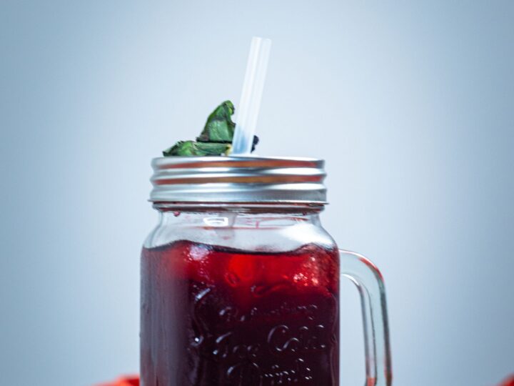 Agua de jamaica fría en un frasco de vidrio