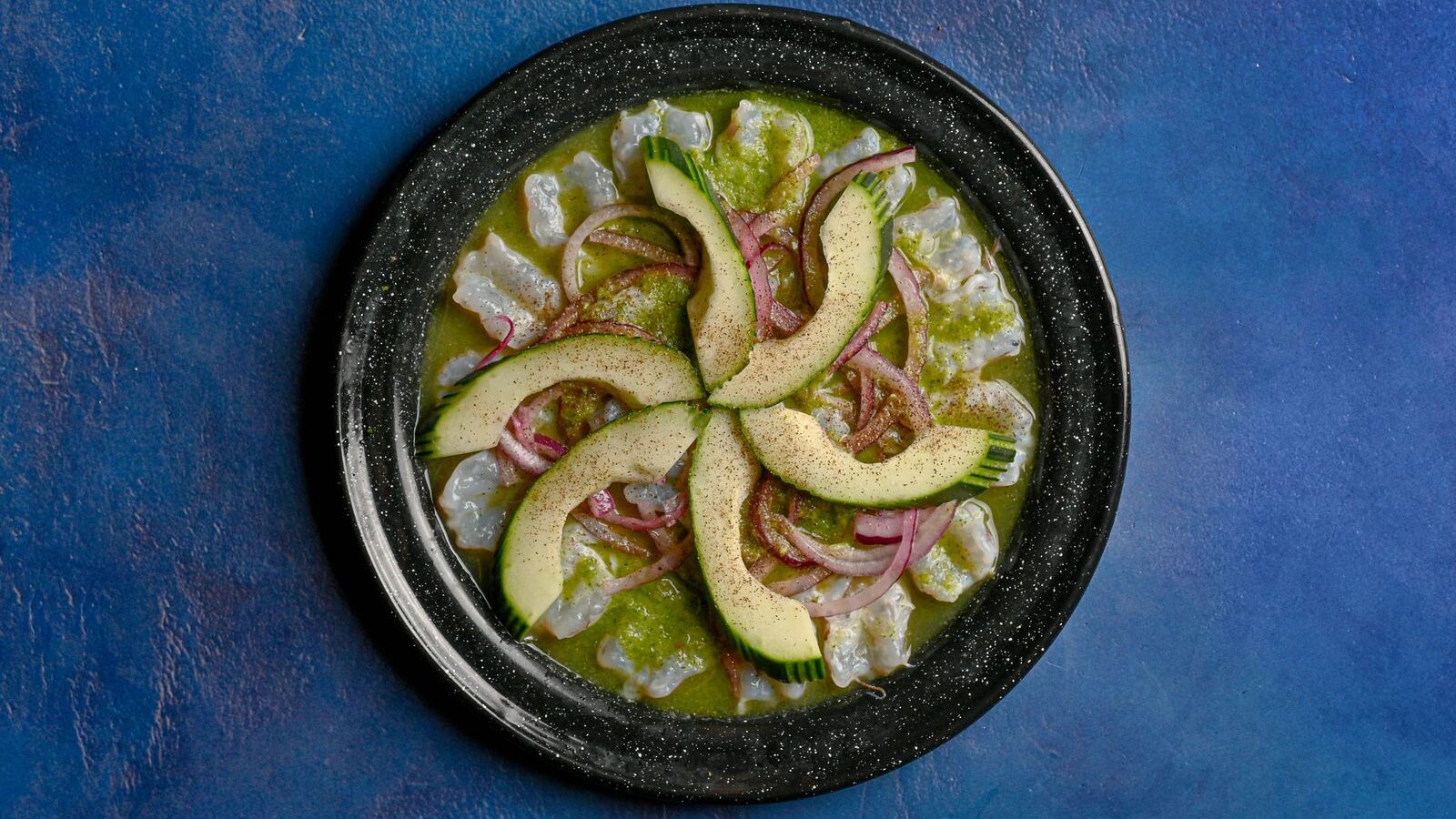 Aguachile verde con aguacate y cebolla morada