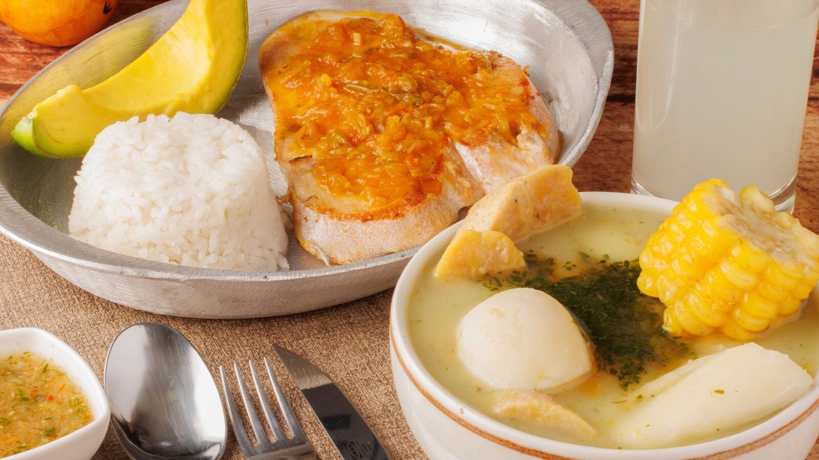 Ajiaco colombiano con mazorca servido con aguacate