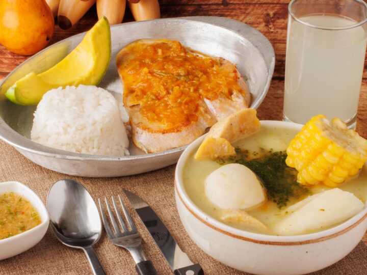 Ajiaco colombiano con mazorca servido con aguacate