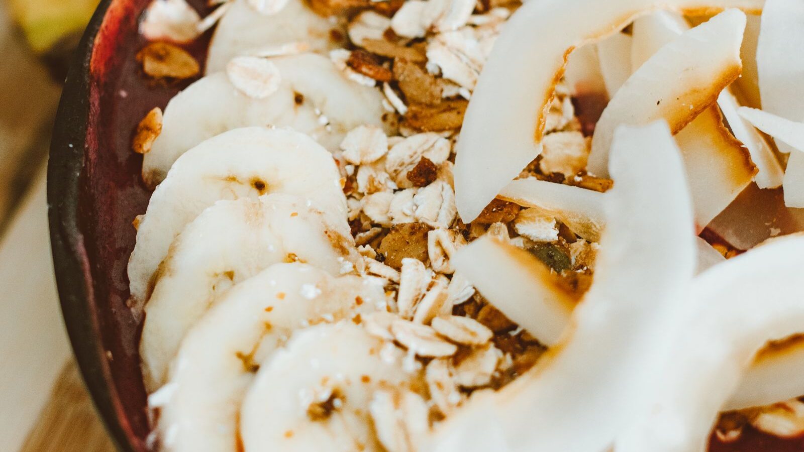 Bowl de açaí con cambur, coco y granola