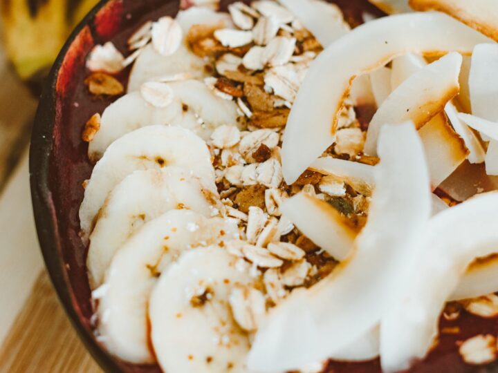 Bowl de açaí con cambur, coco y granola