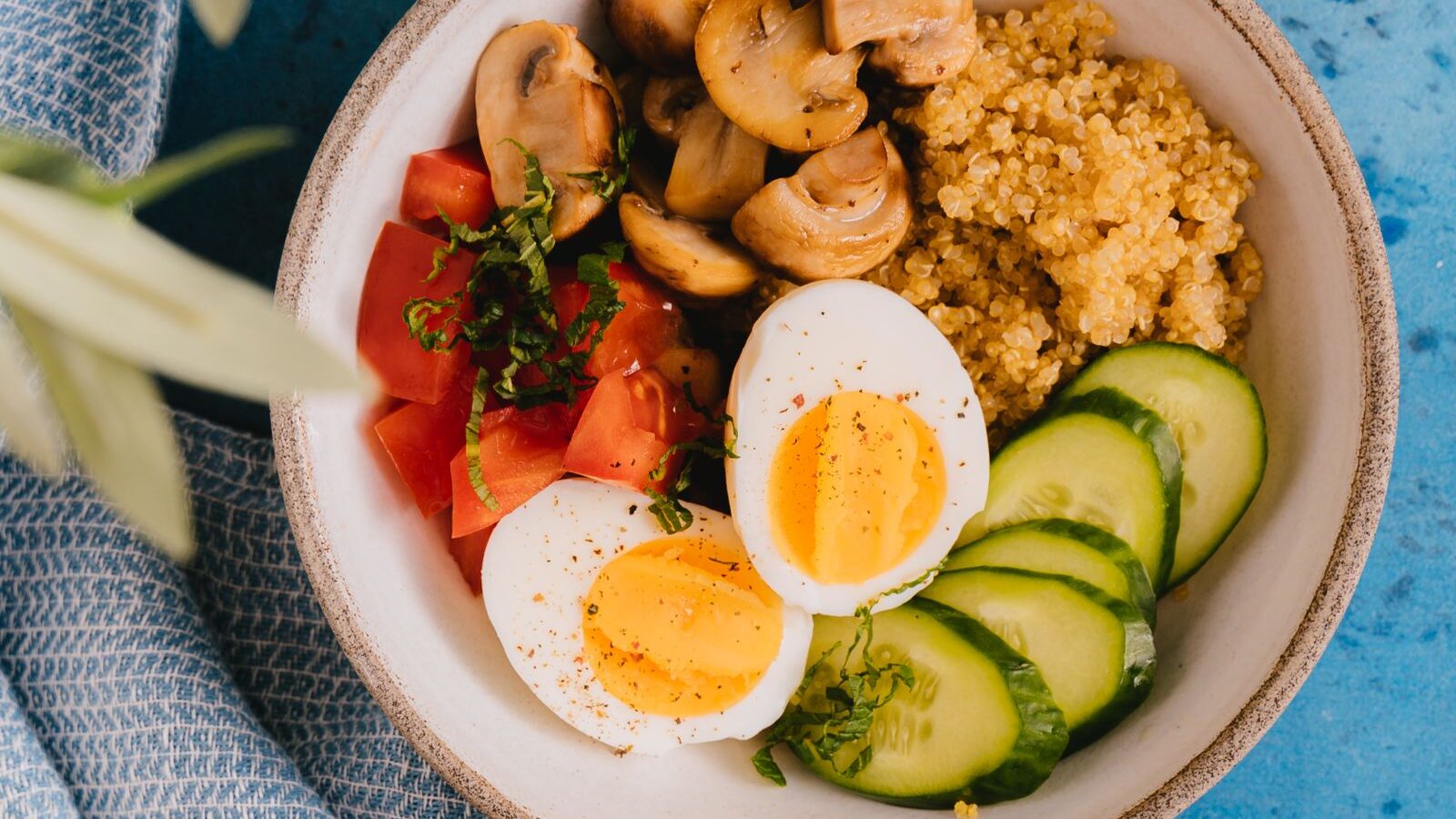 Bowl de quinoa con huevo duro, pepino, tomate y champiñones