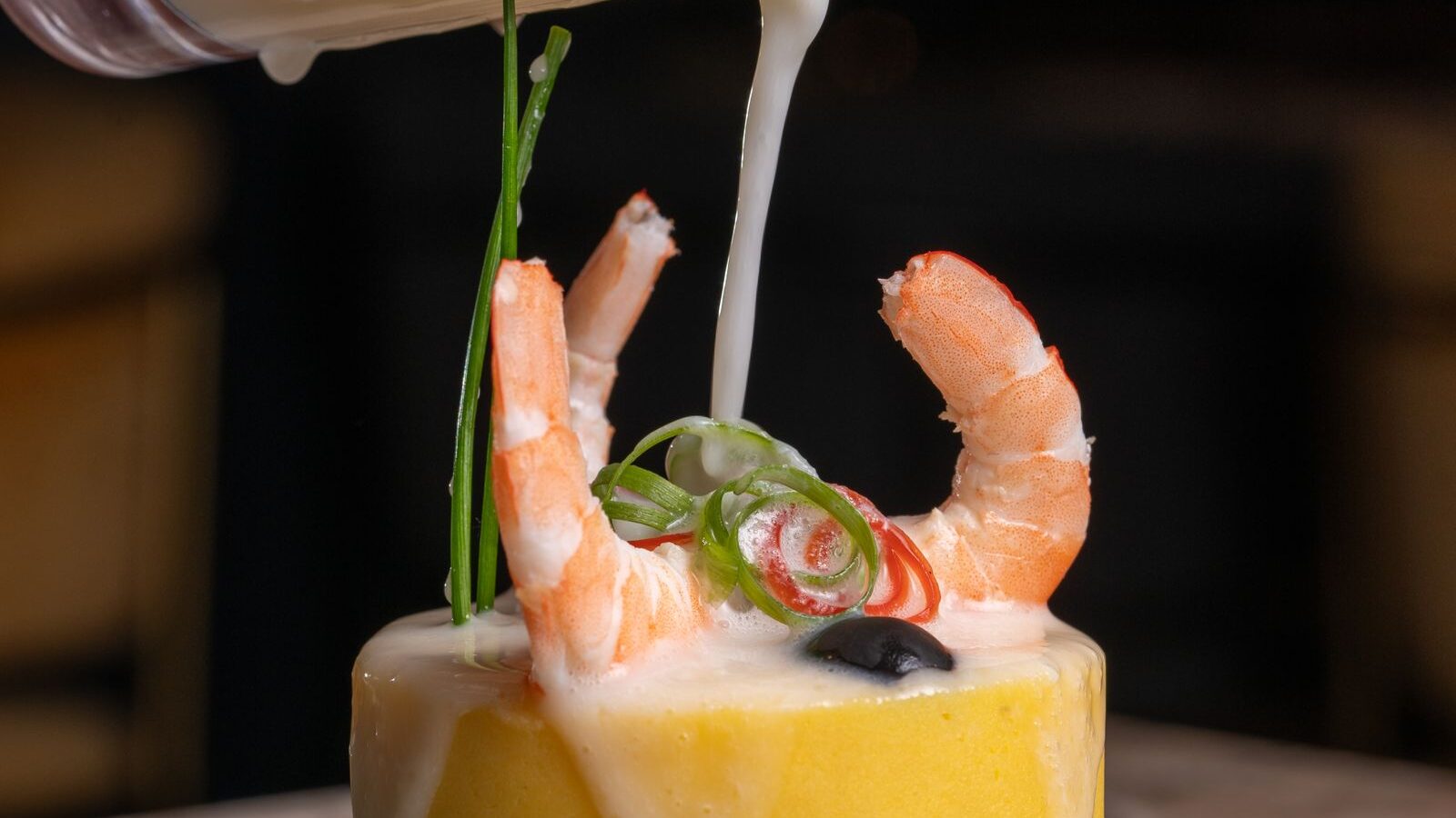 Causa limeña de papa amarilla con relleno y camarones