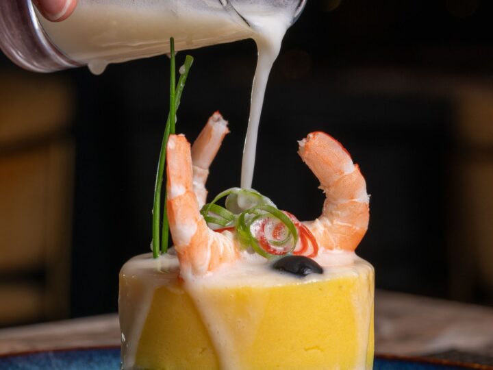 Causa limeña de papa amarilla con relleno y camarones