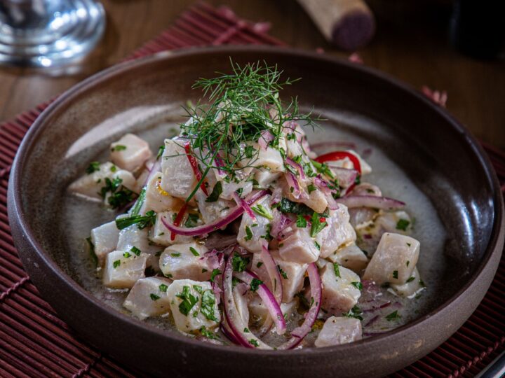 Ceviche peruano de pescado con cebolla morada y cilantro