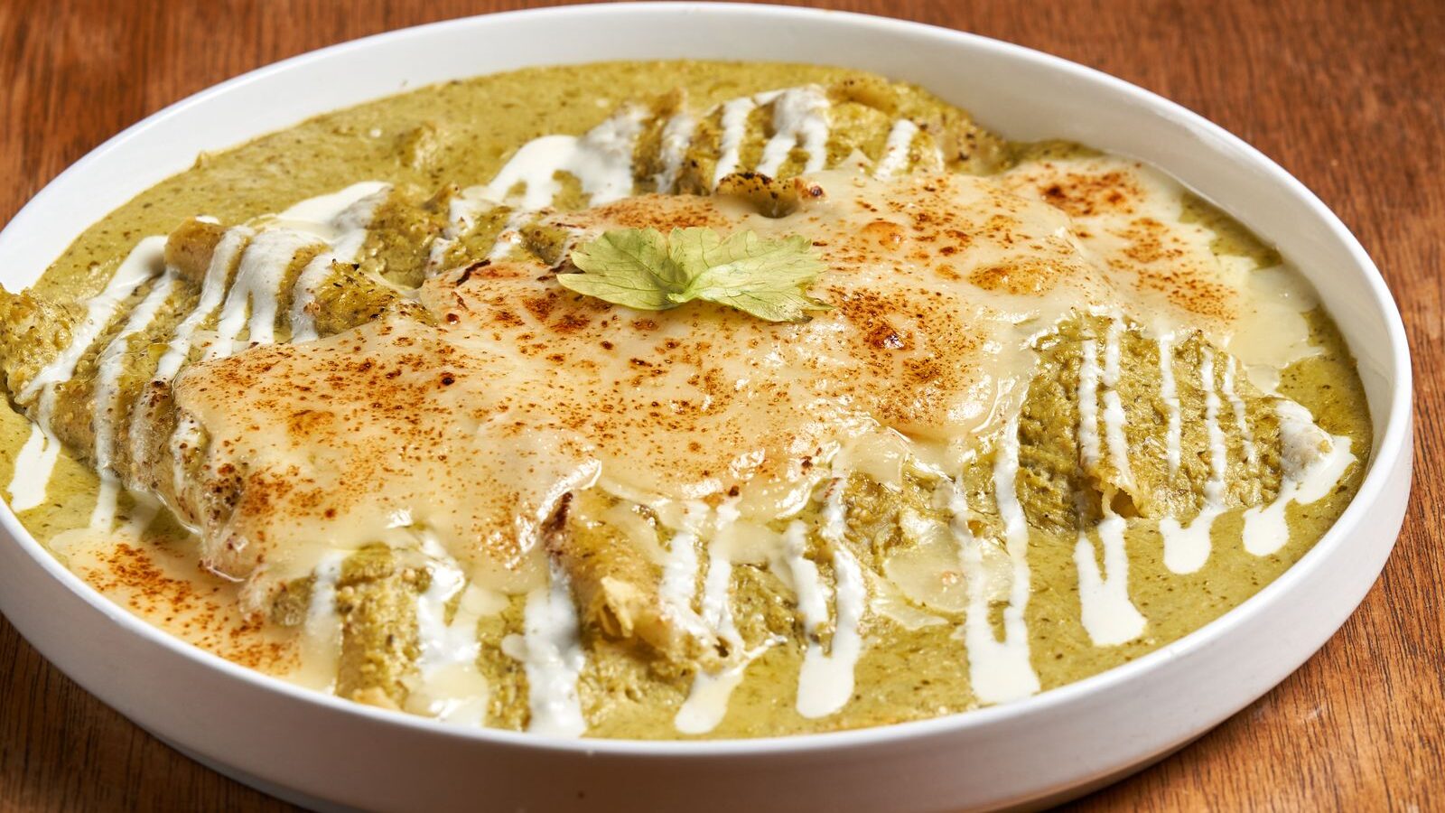 Chilaquiles verdes con queso y crema