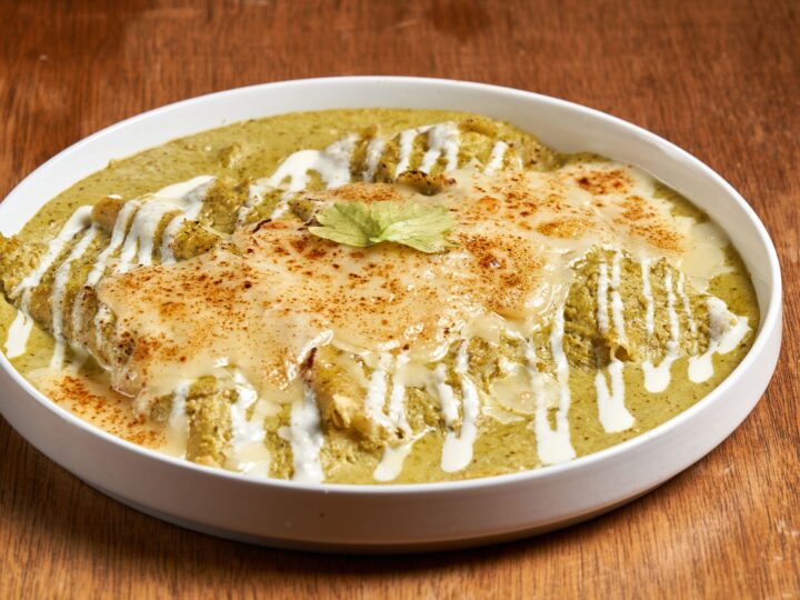 Chilaquiles verdes con queso y crema