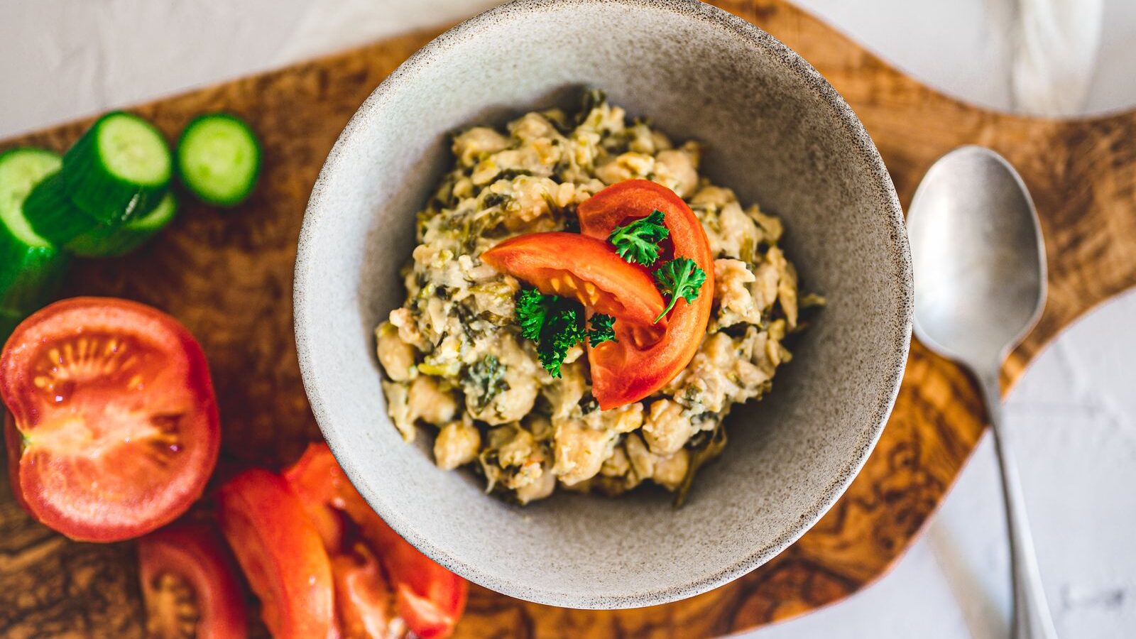 Ensalada de garbanzos con tomate y pepino