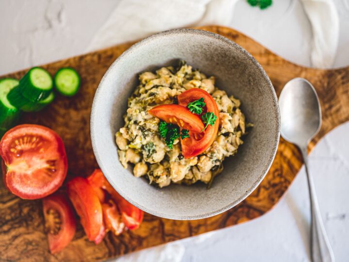 Ensalada de garbanzos con tomate y pepino