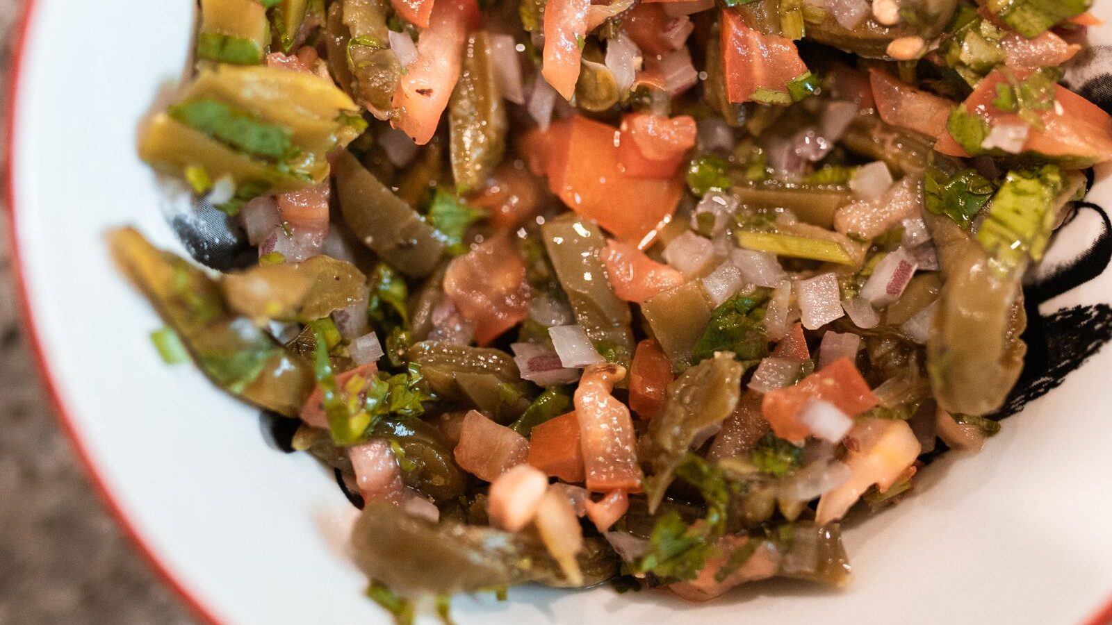 Ensalada de nopales con tomate y cebolla
