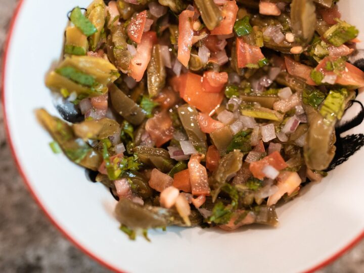 Ensalada de nopales con tomate y cebolla