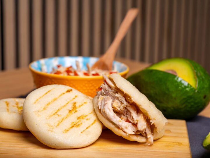 Arepas rellenas de pollo con aguacate al estilo reina pepiada