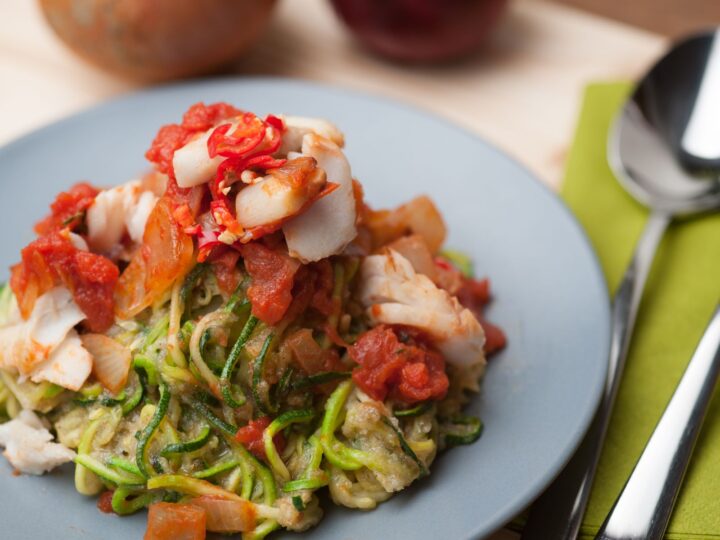 Espaguetis de calabacín con mariscos y tomate