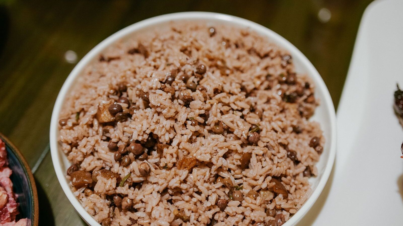 Gallo pinto de arroz y frijoles negros en un plato