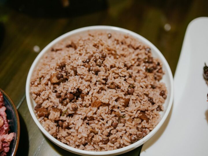 Gallo pinto de arroz y frijoles negros en un plato