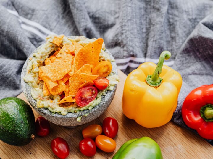 Guacamole casero con pimentones y tomates
