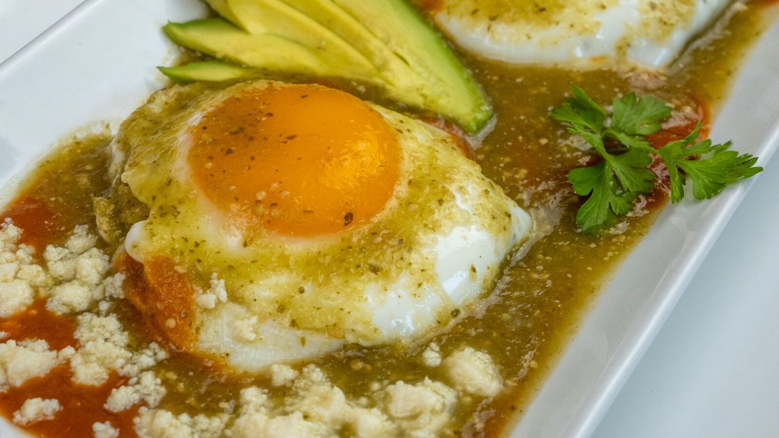 Huevos rancheros con salsa, queso fresco y aguacate