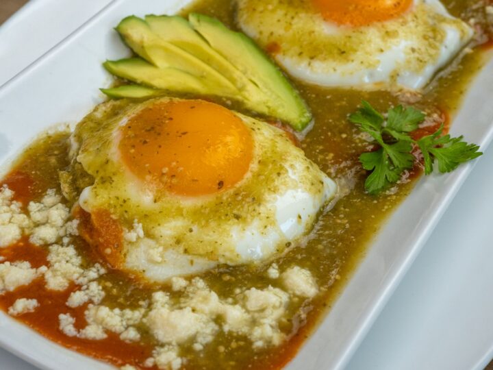 Huevos rancheros con salsa, queso fresco y aguacate
