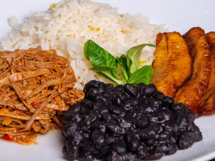Pabellón criollo con carne mechada, caraotas negras, arroz y tajadas