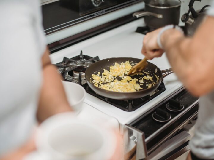 Huevos revueltos cocinándose en una sartén