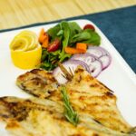 Filete de pescado a la plancha con ensalada fresca