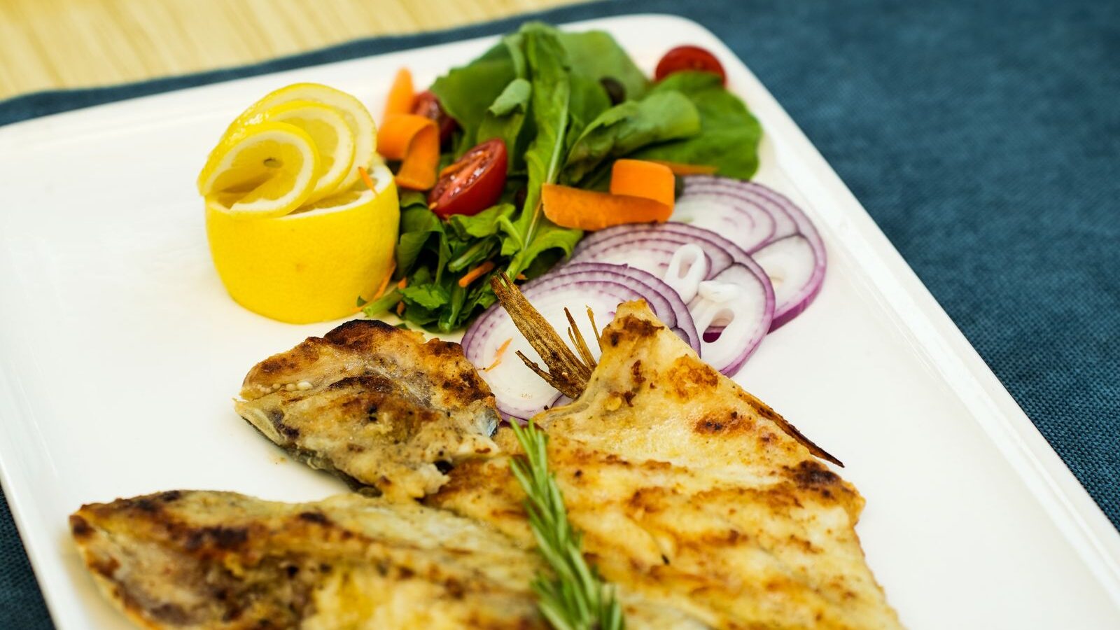 Filete de pescado a la plancha con ensalada fresca