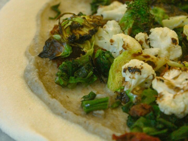 Pizza con base de coliflor y vegetales