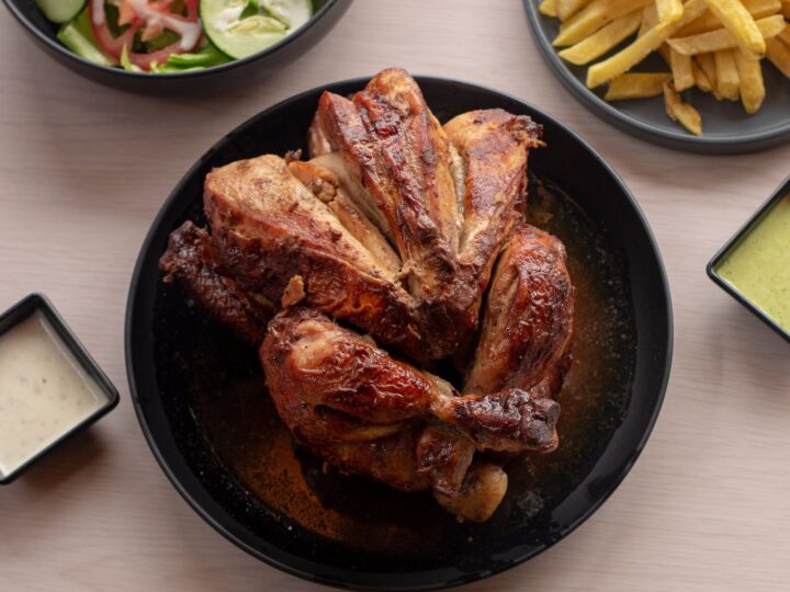 Pollo a la brasa peruano dorado con salsas