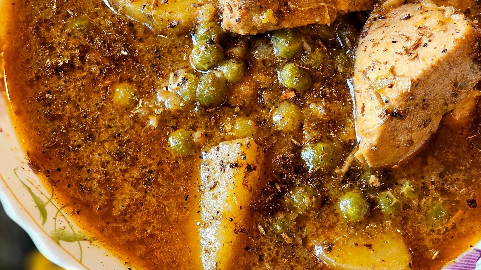 Guiso de pollo con papas y arvejas