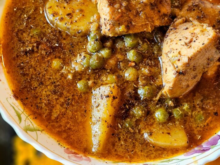 Guiso de pollo con papas y arvejas