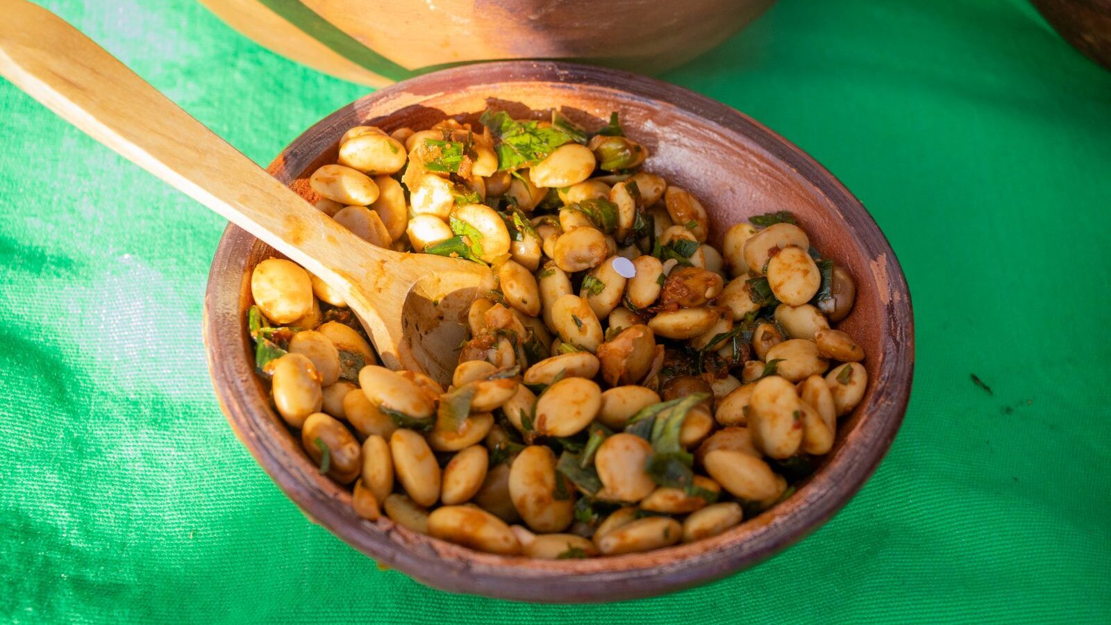 Ensalada andina de habas servida en un plato de barro en Arequipa