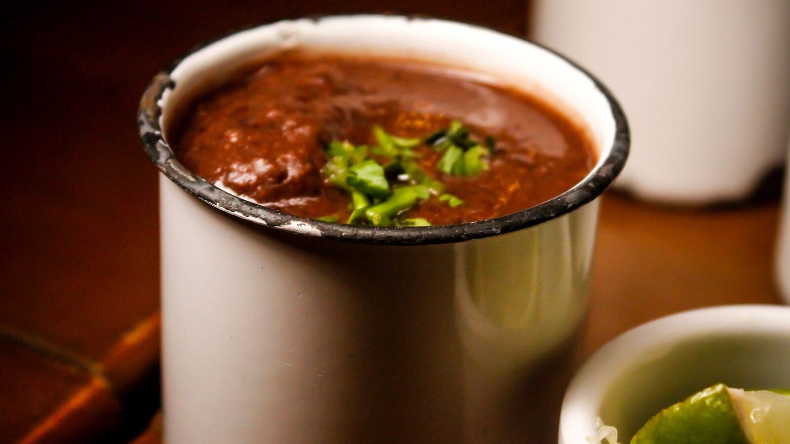 Sopa de frijoles negros con cilantro en una taza